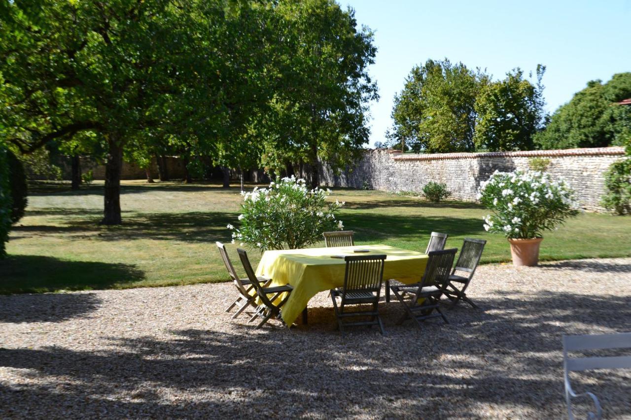 Le Petit Logis Bed and Breakfast Rouillac  Εξωτερικό φωτογραφία
