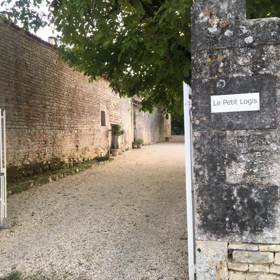 Le Petit Logis Bed and Breakfast Rouillac  Εξωτερικό φωτογραφία